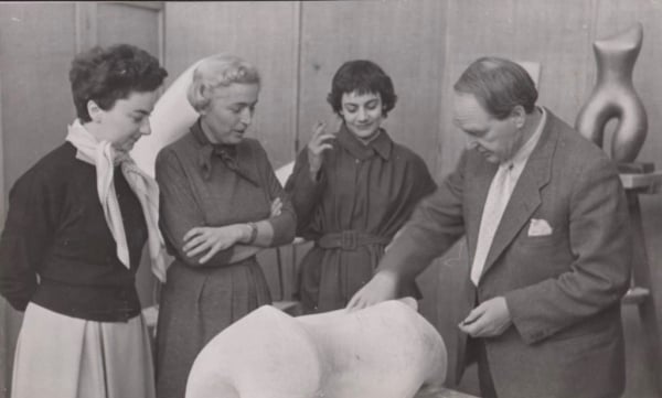 Olga Jancic Ana Beslic Milica Ribnika I Henry Moore U Beogradu 1955. 600x361